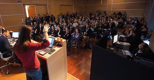 Matteo Zambon sul palco dell'evento Web Marketing Festival tiene uno speech sulla digital analytics