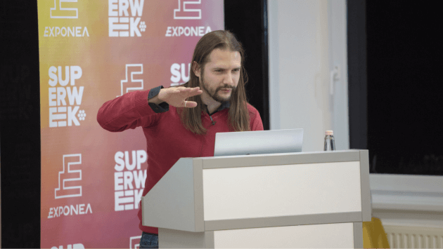 Matteo Zambon sul palco della Superweek 2020 presenta il Progetto Andromeda