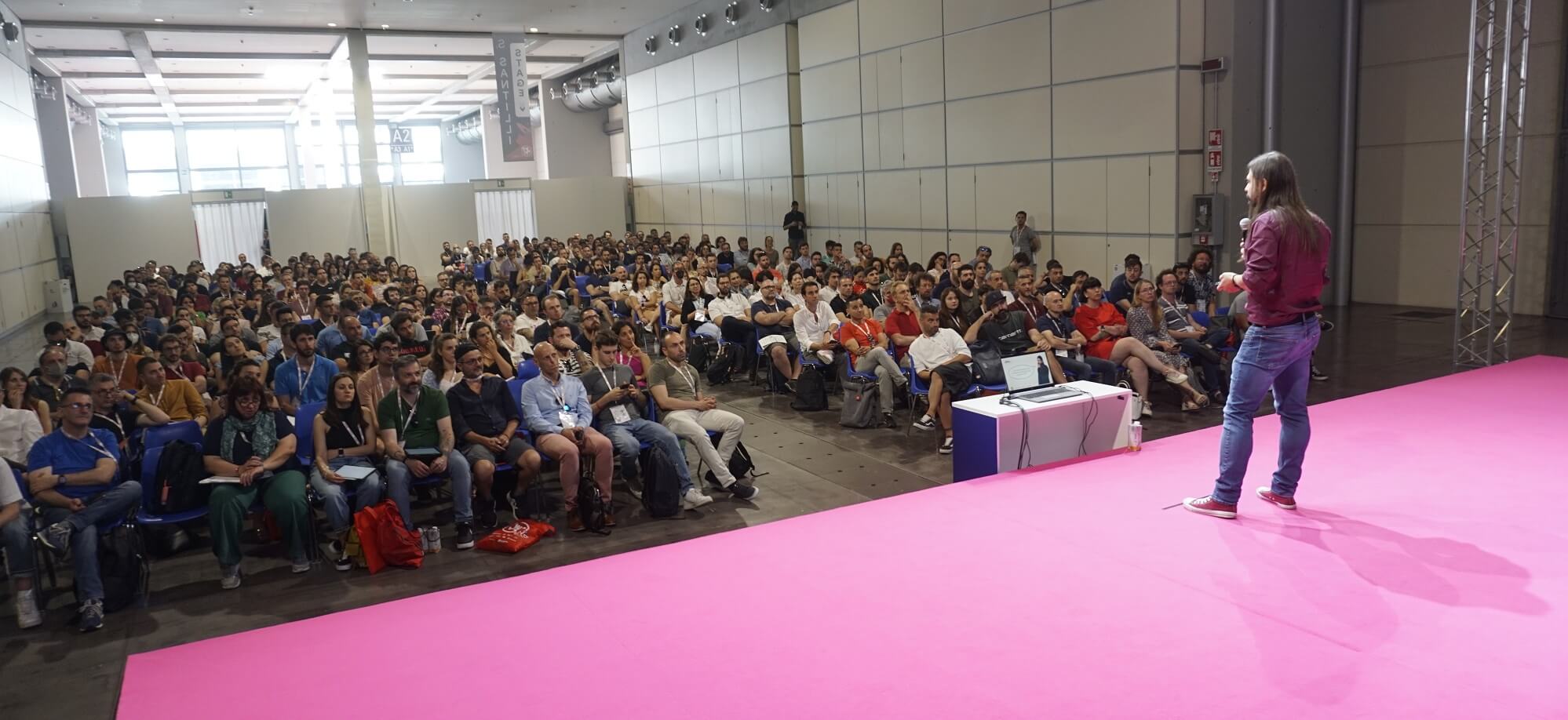 Matteo Zambon tiene lo speech sui casi studio di implementazione di GA4 e tracciamento Server-Side di fronte a 400 persone al WMF (We Make Future!) di Rimini