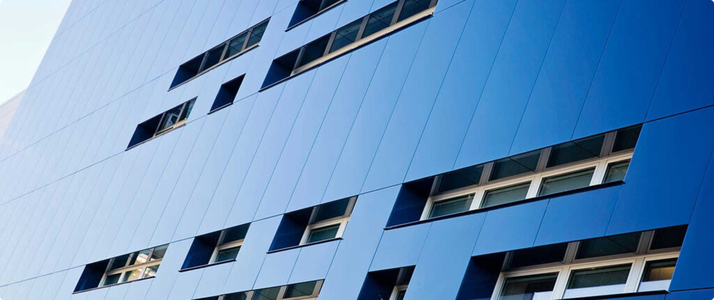 Facciata blu della sede di CGN.