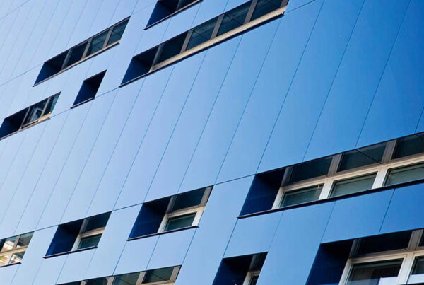 Facciata blu della sede di CGN.