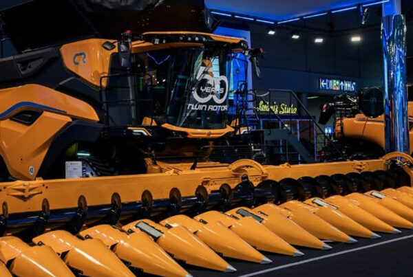 Mietitrebbia New Holland esposta in uno spazio fieristico.