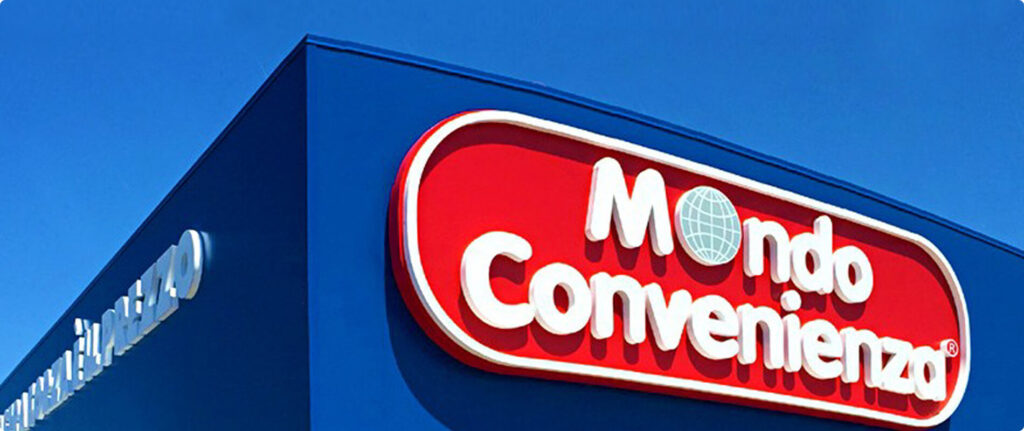 Insegna di un punto vendita Mondo Convenienza.