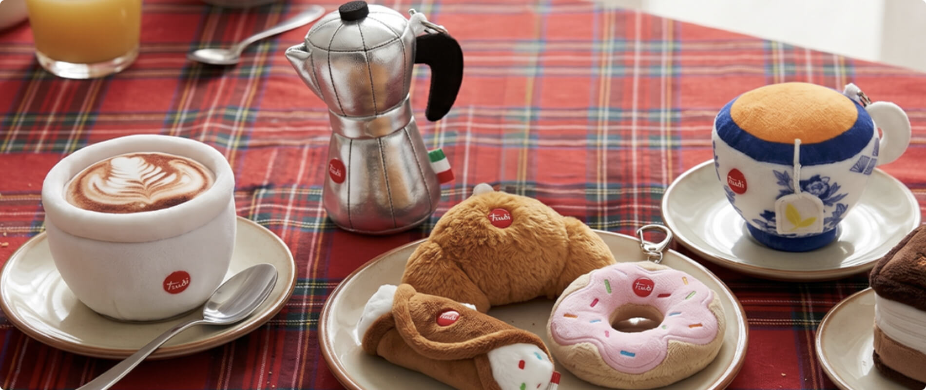 Peluche Trudi su una tavola apparecchiata per la colazione.