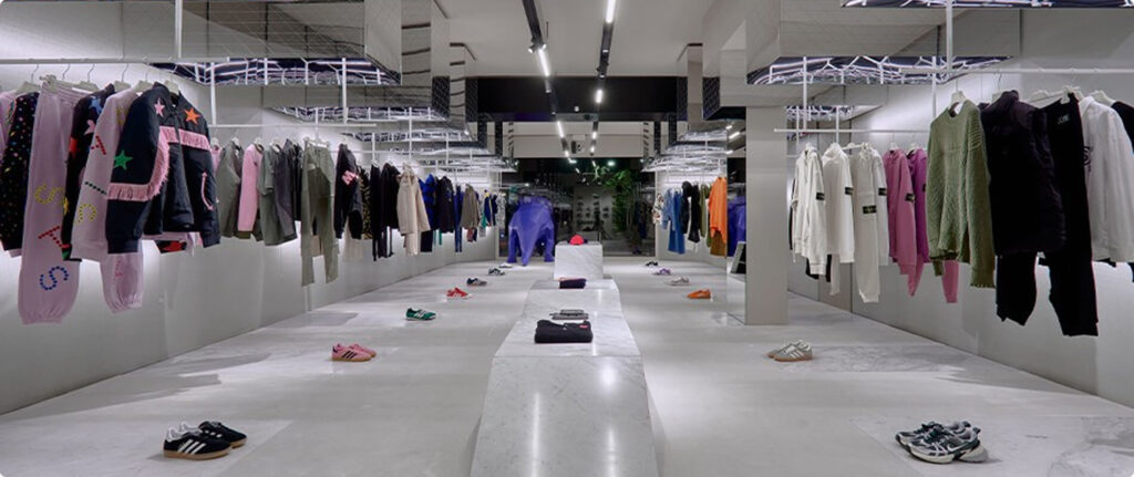 Interno del negozio LuisaViaRoma con esposizione di abiti e calzature.