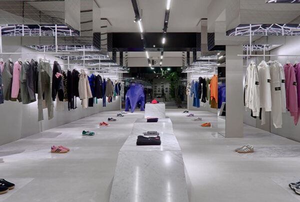 Interno del negozio LuisaViaRoma con esposizione di abiti e calzature.