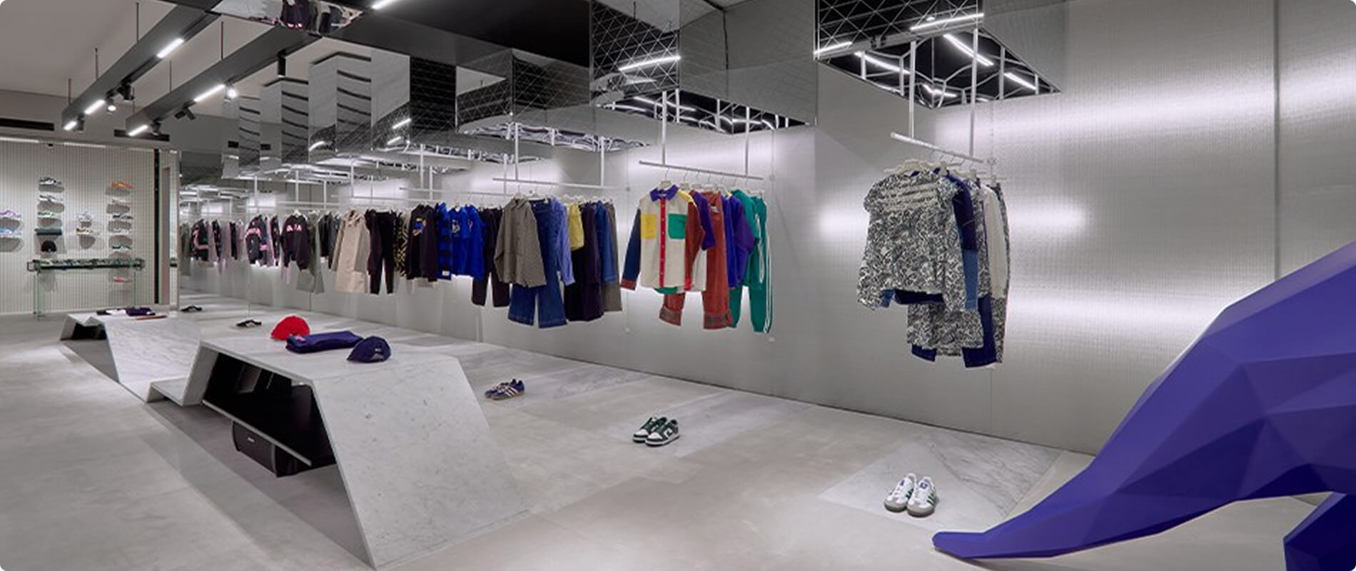 Spazio espositivo LuisaViaRoma con abbigliamento e accessori.